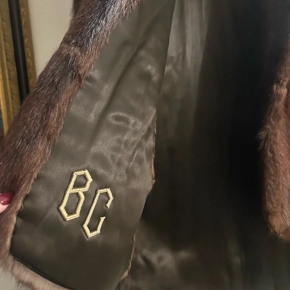 Luxurious Brown Vintage Fur Coat - Picture 4 of 6